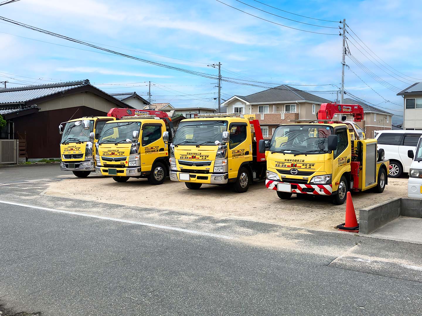 レッカー、積載車４台が並んでいる画像